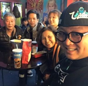 納豆 ▲納豆很孝順父母,帶全家人一起看電影。(圖/翻攝納豆FB)