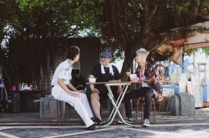 五木推出新歌《飄撇𨑨迌人》,MV找來施文彬演出。(圖/奇洱文創提供) ▲五木推出新歌《飄撇𨑨迌人》,MV找來施文彬演出。(圖/奇洱文創提供)