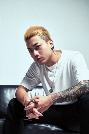 五木推出新歌《飄撇𨑨迌人》,MV找來施文彬演出。(圖/奇洱文創提供) ▲五木推出新歌《飄撇𨑨迌人》,MV找來施文彬演出。(圖/奇洱文創提供)