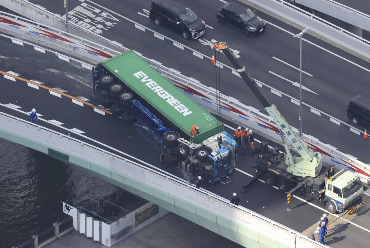 ▲日本一輛印有「長榮」字樣的貨櫃車翻覆，造成阪神環狀線阻塞。（圖／美聯社／達志影像）