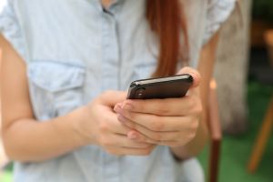 ▲一位女子去台新銀開戶,結果發現自己的手機號碼竟被行員洩露給保全,引發外界譁然。(示意圖/翻攝自Unsplash) ▲原PO表示他看到像是yyds這類的縮寫就會感到很煩躁,不懂為何要這樣縮寫。(示意圖/翻攝自Unsplash)