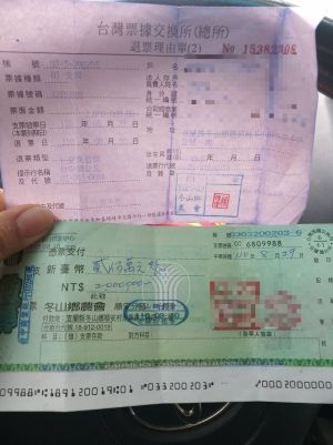 吳先生 ▲吳先生出示債主的支票,指控澎恰恰偽造有價證券。(圖/吳先生提供)