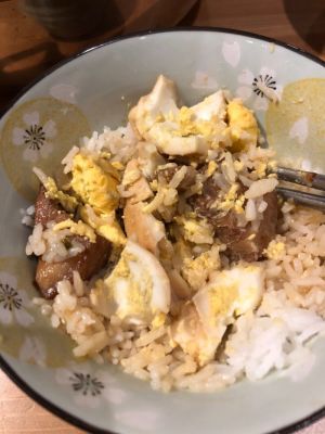 滷肉飯拌滷蛋。(圖/翻攝自Dcard) ▲原PO表示,自己吃滷肉飯一定會將滷蛋切碎,並拌入飯中一起吃。(圖/翻攝自Dcard)