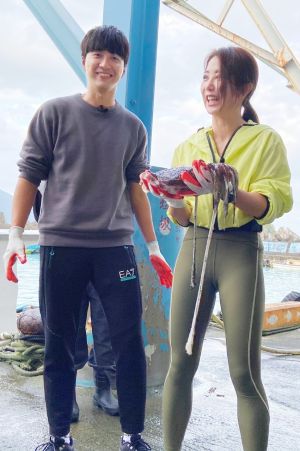 郭書瑤 江宏傑 ▲主持人郭書瑤(右)與江宏傑到宜蘭東澳漁港搶魚獲。(圖/衛視提供)