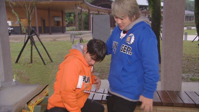 ▲孫協志（左）、王仁甫玩遊戲，夾棍子放進衛生紙捲。（圖／中視提供）