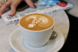 ▲民進黨立委吳思瑤愛喝flat white。（圖／吳思瑤辦公室提供）