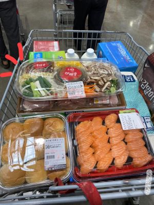 女網友意外將食物打翻,好市多隨即派出眾多店員處理。(圖/翻攝Costco好市多 商品經驗老實說臉書) ▲女網友意外將食物打翻,好市多隨即派出眾多店員處理。(圖/翻攝Costco好市多 商品經驗老實說臉書)