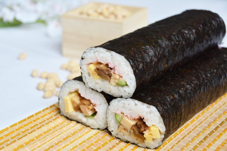 日本立春前吃什麼？一口塞巨大壽司卷　連食用方位都講究
