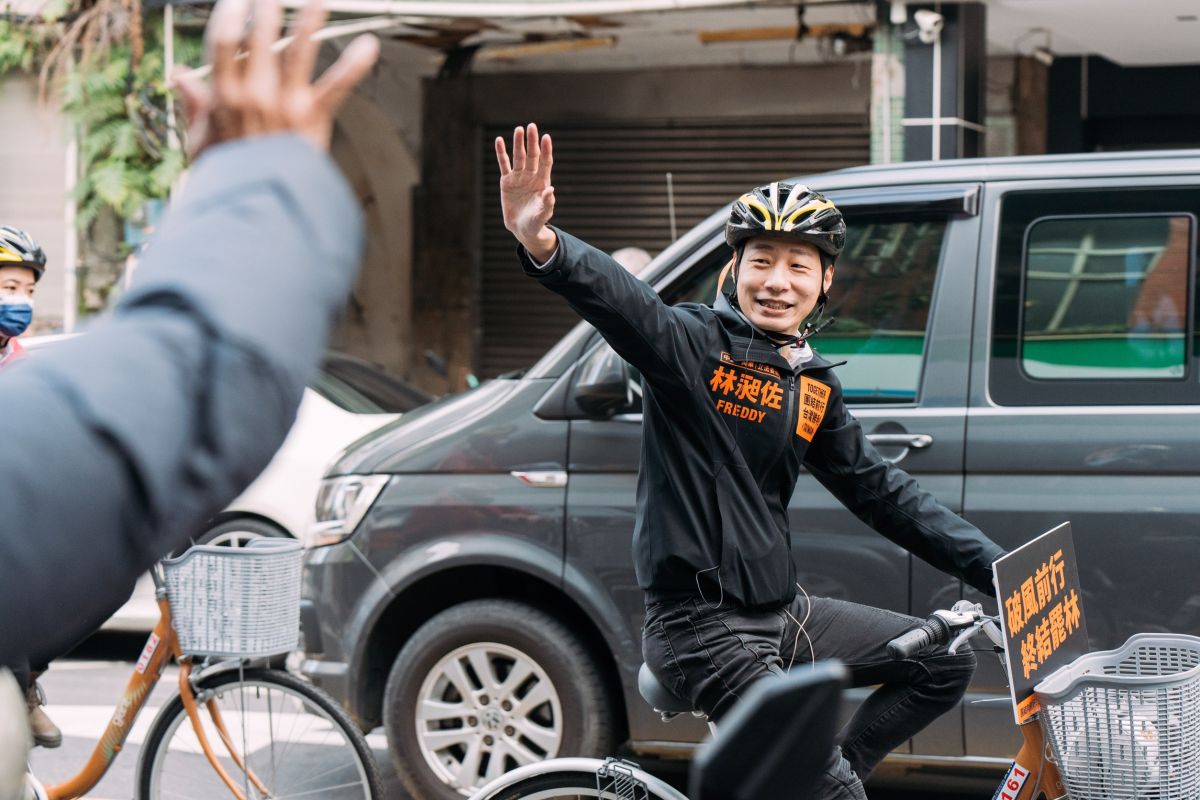 ▲立委林昶佐在罷免案期間，就經常騎單車穿梭在選區拜票。（圖／林昶佐辦公室提供）