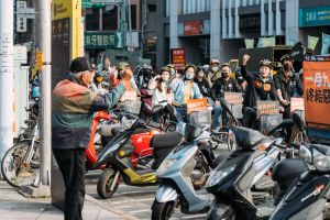▲林昶佐面臨罷免案時，全台不少民代都與林昶佐一起騎單車向選民拉票。（圖／林昶佐辦公室提供）