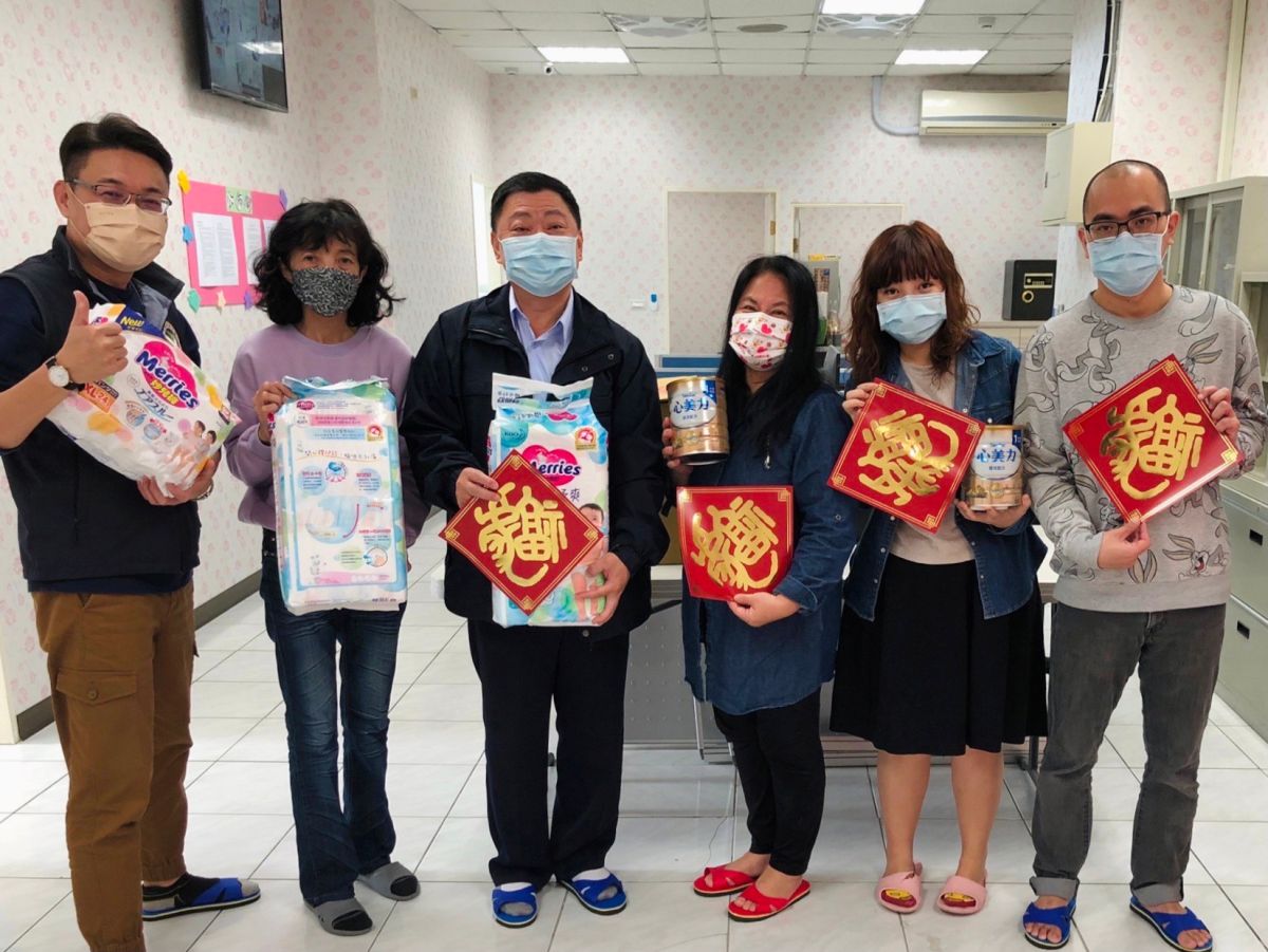 ▲移民署台北市專勤隊前往慈善機構捐贈尿布及奶粉等物資。（圖／移民署提供）