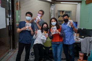 在台北的周春米訂雞排給屏東助理吃,助理們又驚又喜。 ▲在台北的周春米訂雞排給屏東助理吃,助理們又驚又喜。(圖/周春米辦公室提供)