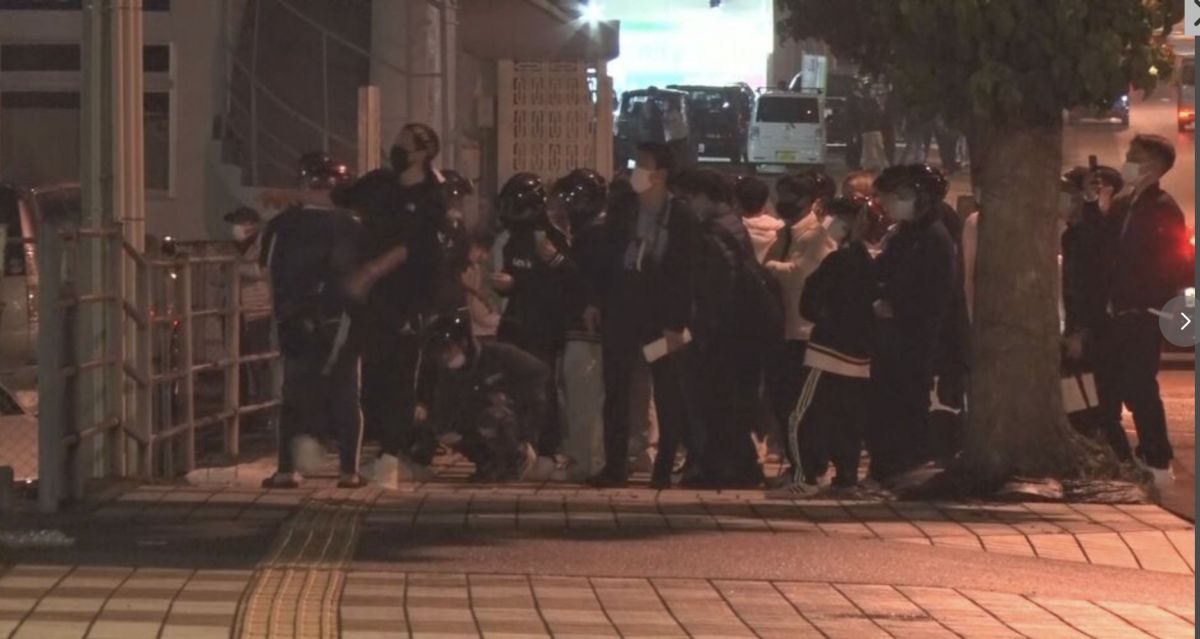 沖繩警民衝突 300青少年包圍警署扔石砸車