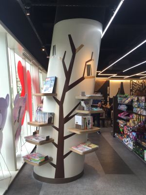 ▲OKmart也特別分享了北中南的特色門市，圖為台中的國圖門市，是一間書香氣息濃厚的特色店，獨家配有閱覽空間。（圖／OKmart提供）