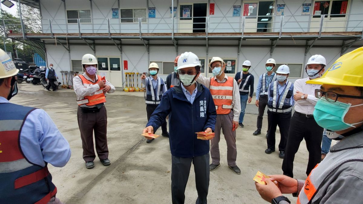 ▲捷運局長吳義隆春節前夕視察工區及輕軌行控中心聽取報告，提前向施工及營運團隊拜早年。（圖／高市府捷運局提供）