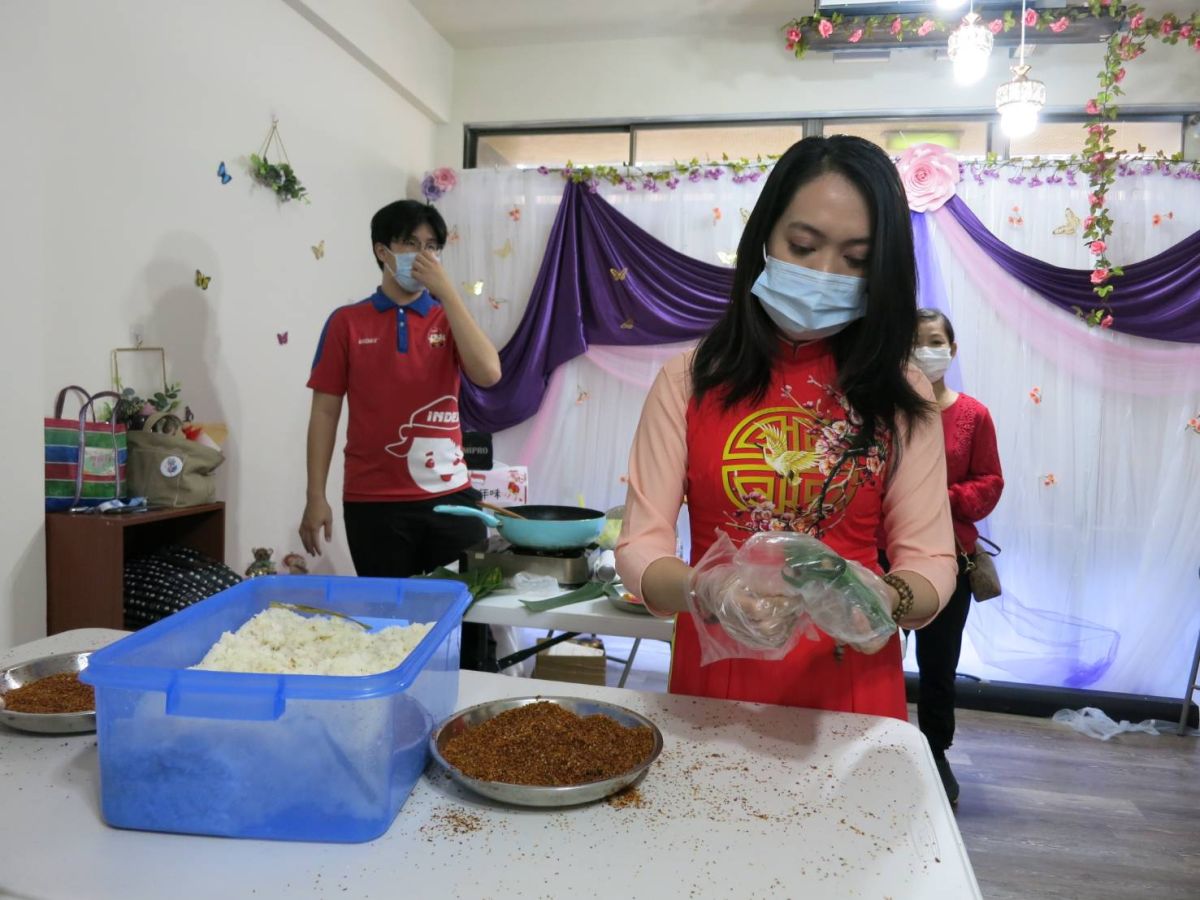 ▲越南新住民楊薏如（右）體驗製作薑黃飯糰。（圖／移民署提供）