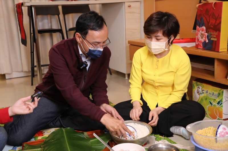 ▲國民黨主席朱立倫學習製作四方粽。（圖／國民黨提供）