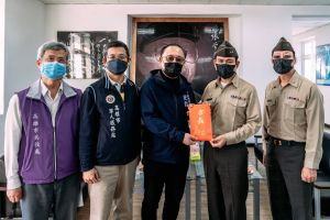▲史哲代表陳其邁市長和高雄市民於春節前夕來海軍陸戰隊指揮部敬軍時除向所有陸戰隊的弟兄姊妹致敬外,也肯定國軍一直是保衛人民的堅強後盾。(圖/截自史哲臉書) ▲史哲代表陳其邁市長和高雄市民於春節前夕來海軍陸戰隊指揮部敬軍時除向所有陸戰隊的弟兄姊妹致敬外,也肯定國軍一直是保衛人民的堅強後盾。(圖/截自史哲臉書)