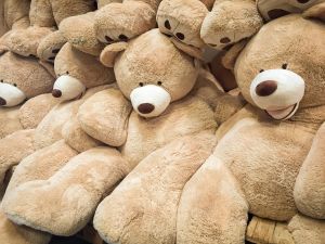 ▲原PO直擊三名孩童將店內的一隻大熊熊玩偶壓在地上磨擦，一旁大人卻毫無作為。（示意圖／Shutterstock）