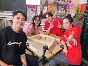 ▲阮經天(左起)、陳意涵、鄭元暢、張鈞甯切磋牌技。(圖/最大國際娛樂) ▲阮經天(左起)、陳意涵、鄭元暢、張鈞甯切磋牌技。(圖/最大國際娛樂)