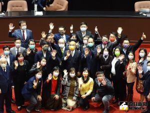 ▲111年中央總預算三讀通過,行政院長蘇貞昌至立院致意。(圖/記者呂炯昌攝,2022.01.28) ▲111年中央總預算三讀通過,行政院長蘇貞昌至立院致意。(圖/記者呂炯昌攝,2022.01.28)