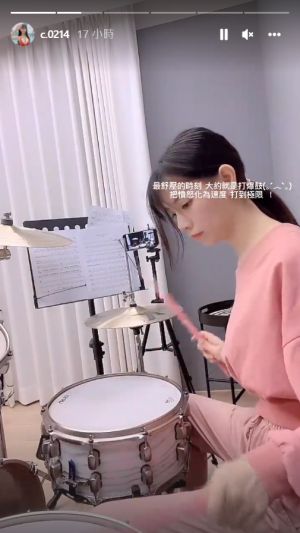 ▲青青透過玩樂器來抒發情緒。(圖/青青IG) ▲青青透過玩樂器來抒發情緒。(圖/青青IG)