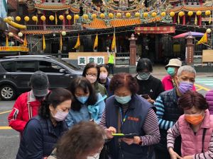 落實不跑攤,新北市議員參選人黃韋鈞與鄉親「遠端」揮手,兼顧防疫也能曝光。 ▲落實不跑攤,新北市議員參選人黃韋鈞與鄉親「遠端」揮手,兼顧防疫也能曝光。(圖/黃韋鈞辦公室提供)
