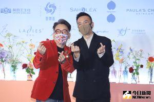 ▲詹惟中(左)和小鐘(右)對著鏡頭比愛心。(圖/記者葉政勳攝) ▲詹惟中(左)和小鐘(右)對著鏡頭比愛心。(圖/記者葉政勳攝)