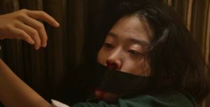 ▲霸凌者之一的女同學變成喪屍。(圖/翻攝Netflix) ▲霸凌者之一的女同學變成喪屍。(圖/翻攝Netflix)