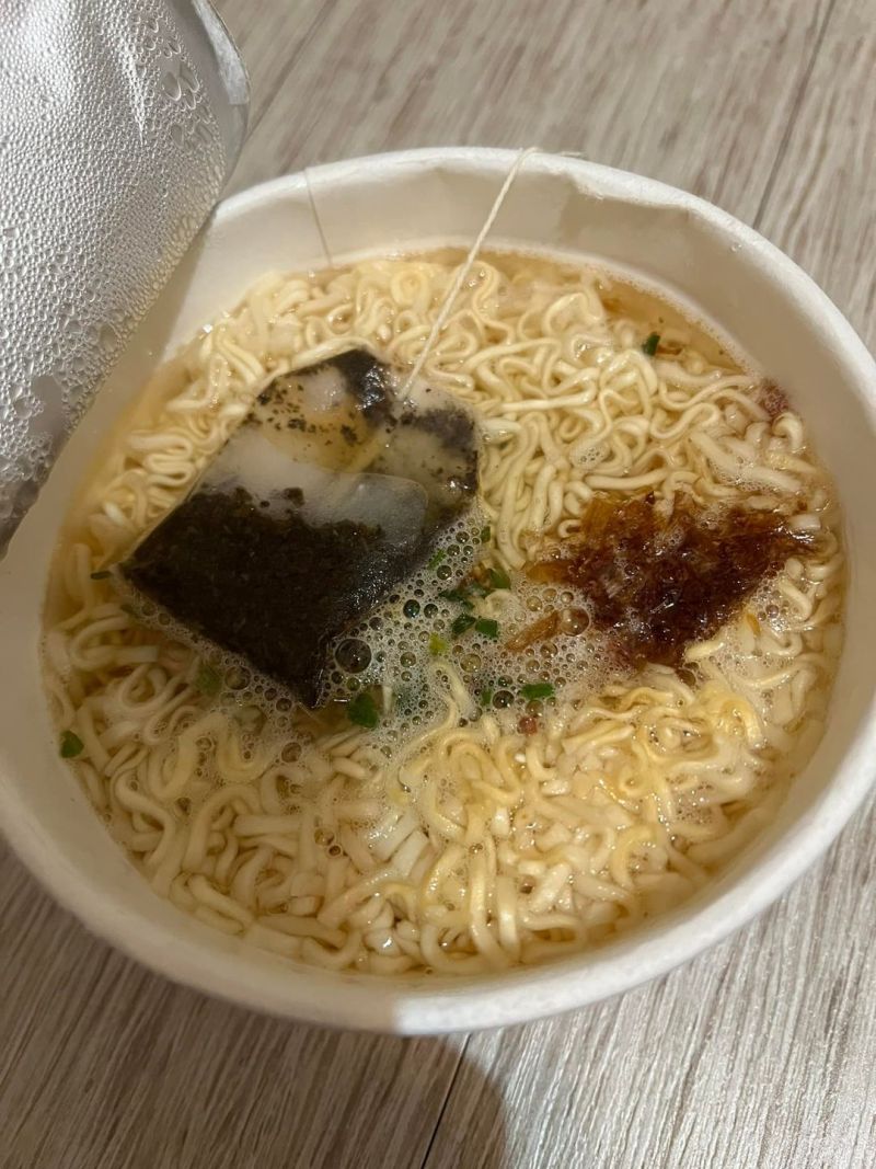▲ 網友分享自己吃泡麵的獨門秘方，能解油膩又能增加香氣。（圖／翻攝自社團）