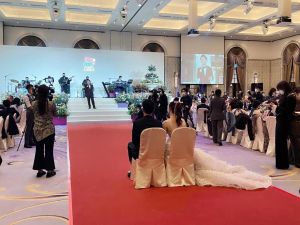 吳宗憲 吳姍儒 ▲吳宗憲在婚禮現場當起主持人,還唱了聖歌祝福女兒。(圖/翻攝唐從聖臉書)