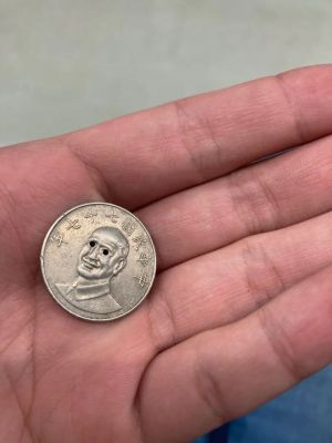 ▲有網友投飲料機時，發現一個10元硬幣上竟然被開了2個洞。（圖／翻攝自Dcard）