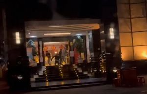 ▲中華路某間舞廳大門遭多名年輕人手持球棒砸毀店門後隨即駕車逃逸。(圖/記者郭凱杰翻攝) ▲中華路某間舞廳大門遭多名年輕人手持球棒砸毀店門後隨即駕車逃逸。(圖/記者郭凱杰翻攝)