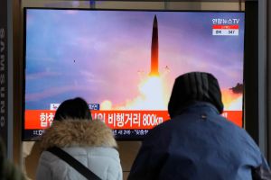 ▲圖為觀看北韓試射飛彈新聞的韓國民眾。（圖／美聯社／達志影像）