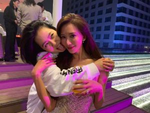 小S ▲小S(左)前年參加林志玲婚禮,搞笑伸舌頭合影。(圖/小S臉書)