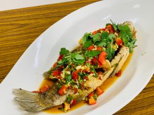 ▲除夕是將三牲必備的全魚,做成宴客菜「潮式海上鮮」,獨家潮式醬料大公開,味道滿分,賣相一流。(圖/高雄市議員參選人蘇致榮提供) ▲除夕是將三牲必備的全魚,做成宴客菜「潮式海上鮮」,獨家潮式醬料大公開,味道滿分,賣相一流。(圖/高雄市議員參選人蘇致榮提供)