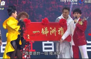 黃子佼 ▲黃子佼(右)送小S(左)寫著「雅洲娣一」匾額,對話相當搞笑。(圖/翻攝myVedio畫面)