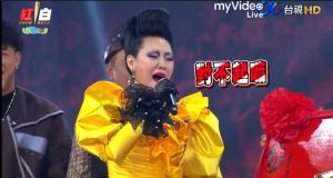 小S ▲小S為送給黃子佼匾額寫著「婚姻之路不好走」道歉。(圖/翻攝myVedio畫面)