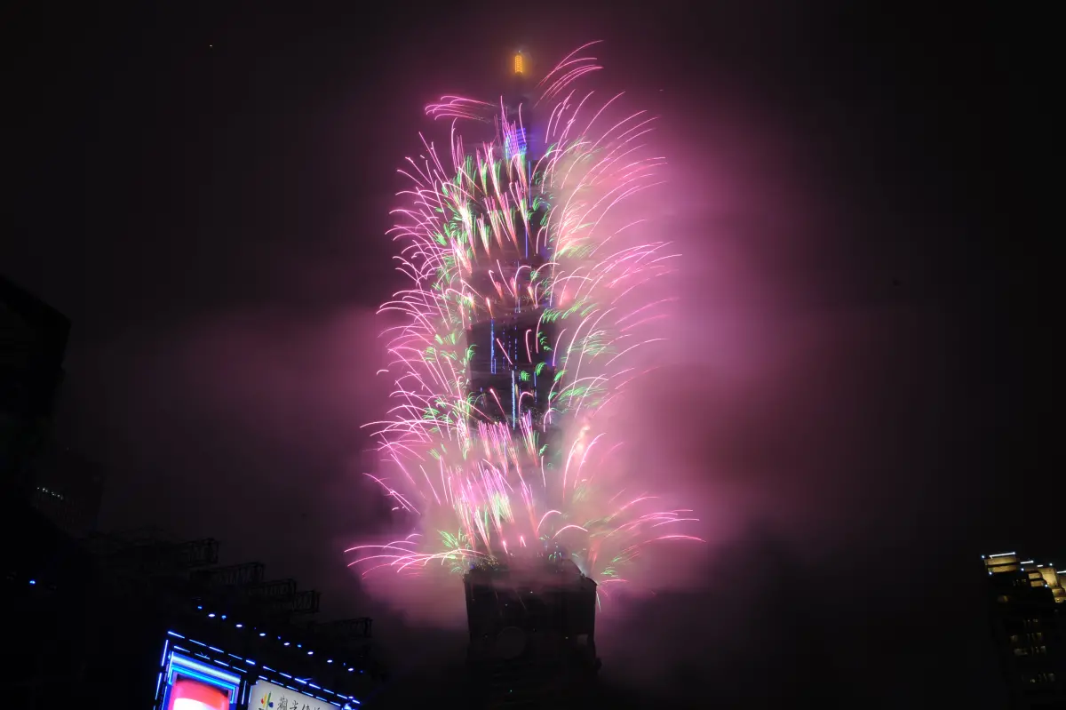 ▲即將迎接2024年到來！世界知名景點101跨年煙火秀今（17）日，開賣101景觀台「跨年煙火派對」入場門票。（圖／《NOWnews資料照》）