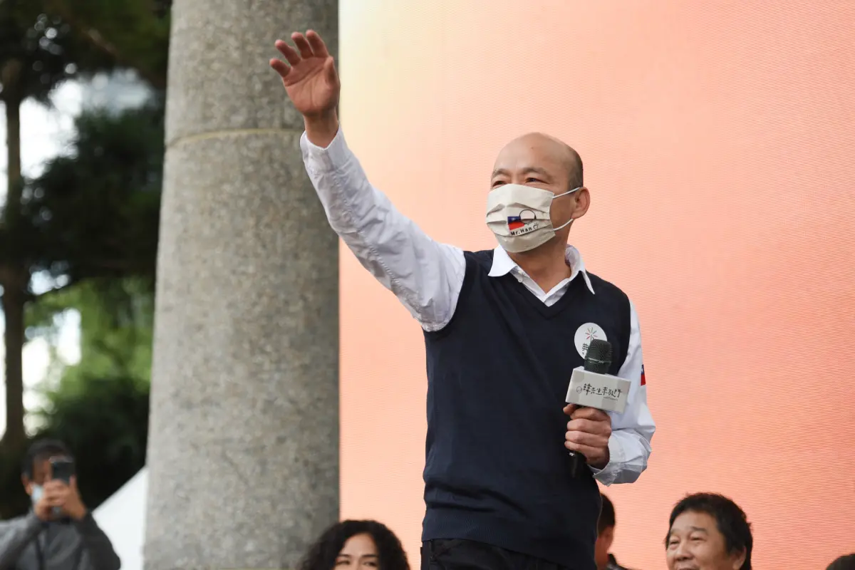 ▲13日上午，國民黨不分區立委候選人韓國瑜，前往戶籍地雲林縣西螺鎮詔安里投票，大批媒體在外守候，也有熱情民眾大聲打招呼，甚至有人高喊「院長好」。（圖／NOWnews資料照）