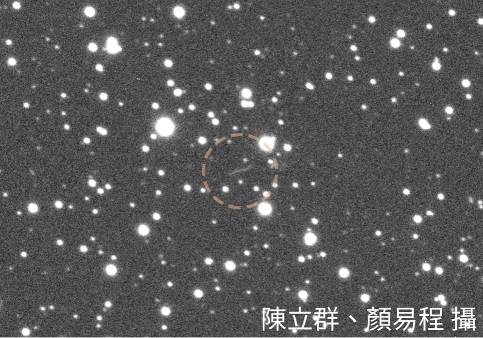 ▲國內天文攝影好手陳立群、顏易程，在今年1月30日晚間成功拍攝到詹姆士·韋伯太空望遠鏡（圖中圈起的橫線）。（圖／陳立群、顏易程提供）