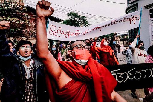 ▲緬甸武裝組織反抗軍政府，在16日宣佈再奪下一個重要的貿易城鎮。圖為緬甸民眾抗議軍政府的叛變。（圖／美聯社／達志影像）