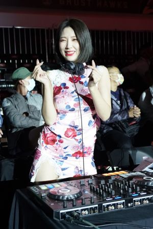 ▲前黑澀會妹妹妖嬌化身為超辣美女DJ。（T1提供）