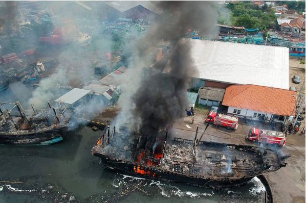 火燒連環船！印尼漁港17艘船大火　損失金額逾2億台幣
