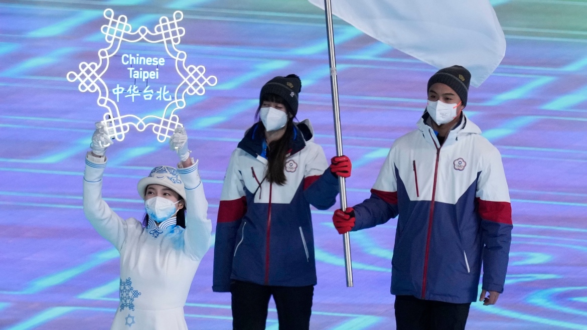 ▲北京冬奧開幕式，黃郁婷代表掌旗。（美聯社／達志影像）