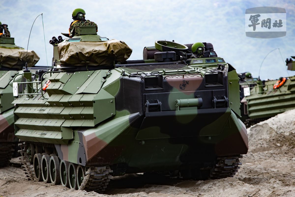 陸戰隊AAV7兩棲突擊車涉水又爬坡　秀全地形越野能力
