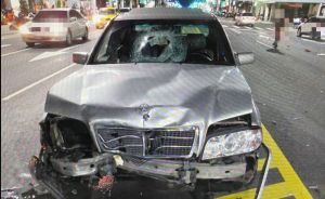▲賓士轎車車頭嚴重毀損，擋風玻璃也碎裂。（圖／翻攝畫面）