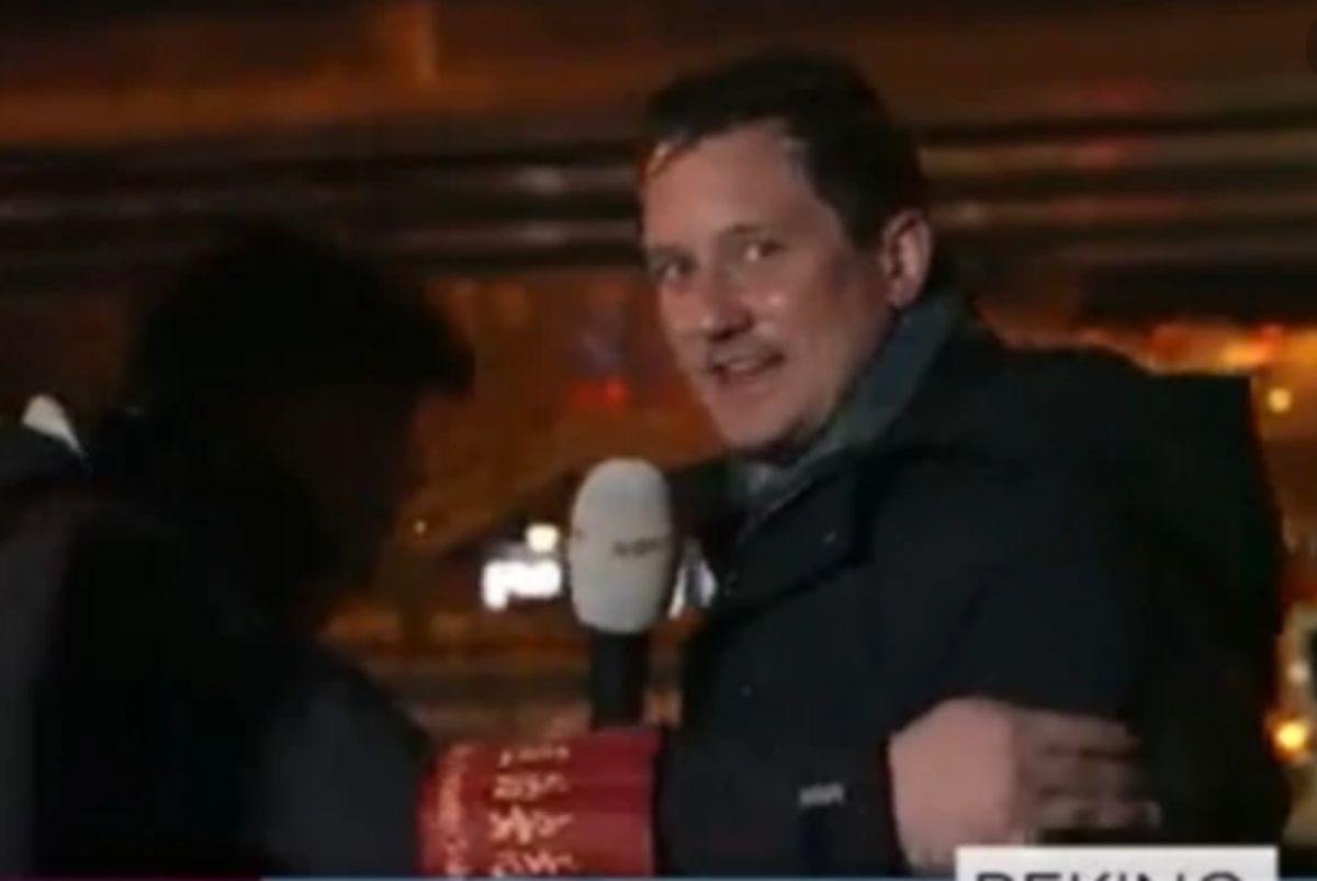 ▲1位荷蘭派駐中國的記者，在北京冬奧開幕期間進行直播時，突遭中國保安人員從鏡頭前推走，短片在網路上引發熱議。（圖／擷取自影片）