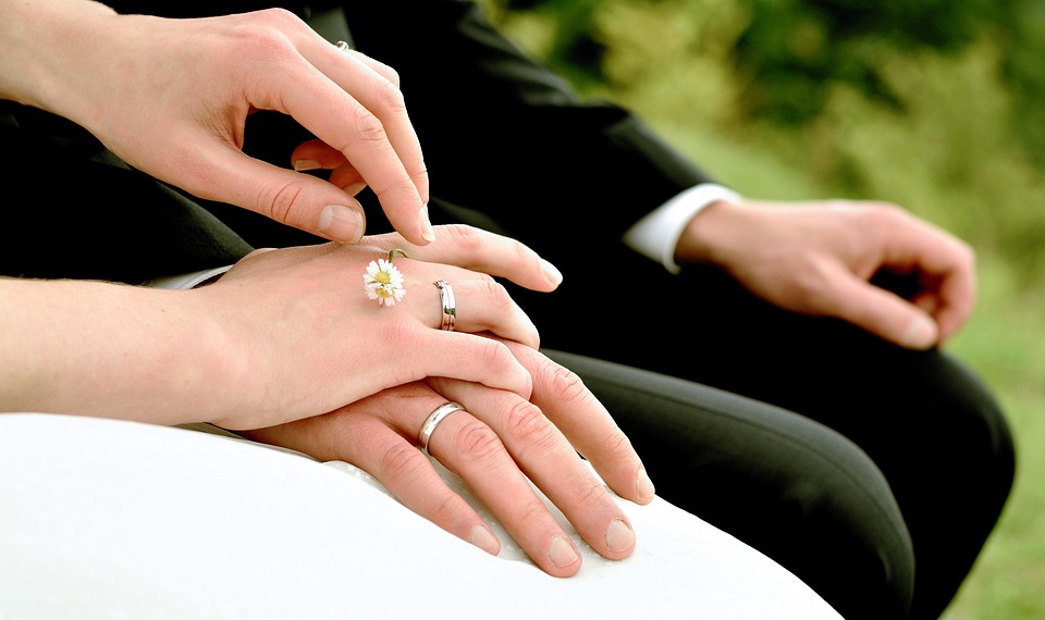 ▲男子與女友為了準備婚姻大事，到女方家中見家長。（示意圖／Pixabay）