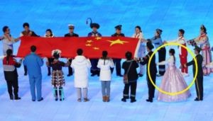 ▲北京冬奧開幕式找來50多個少數民族的代表來傳遞五星旗，其中就有人身穿韓服。（圖擷自微博）